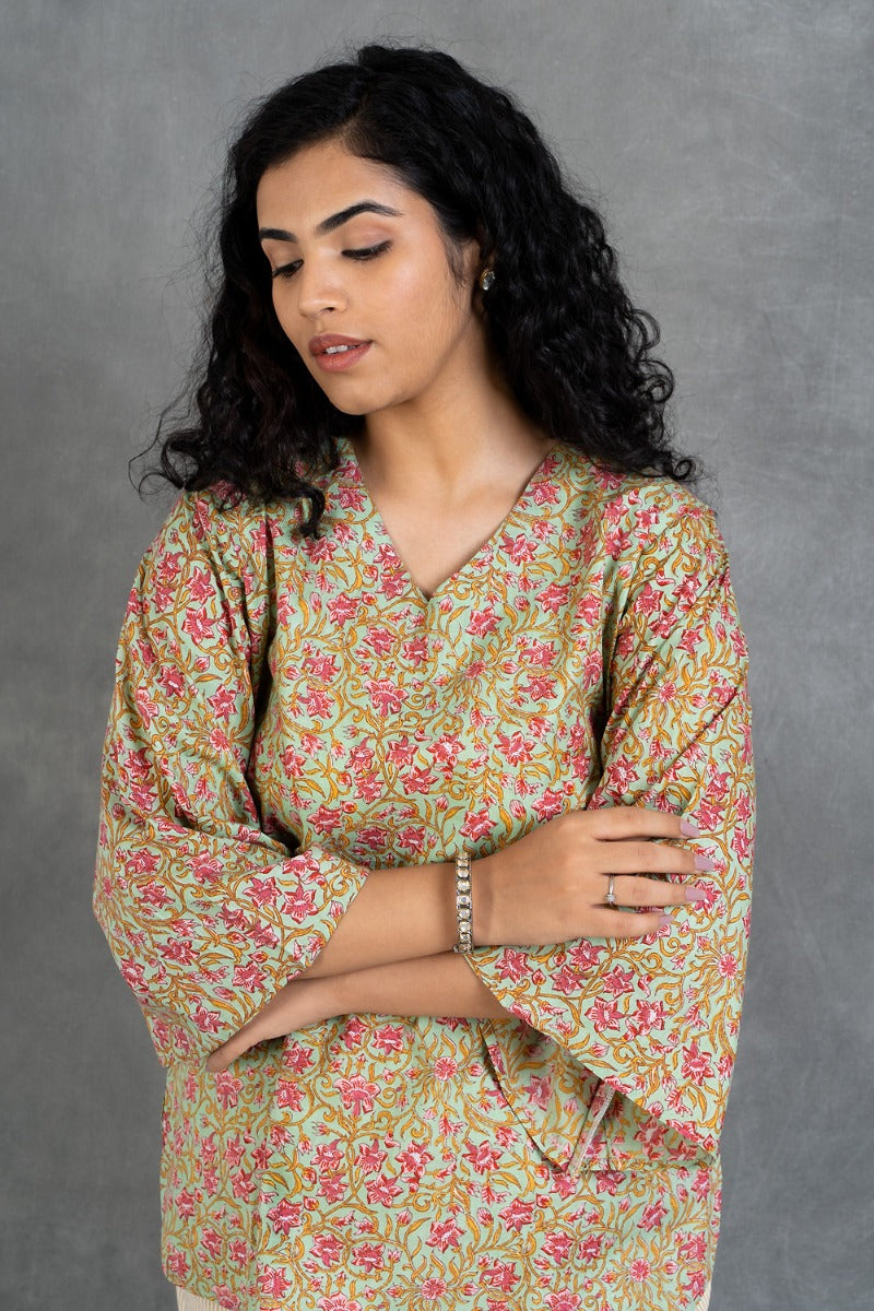 Vibe Women's Capri Loungewear with Round Kurta