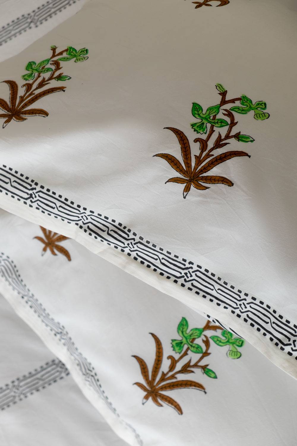 Parakeet Floral Motif Double Bedsheet with Pillow Covers