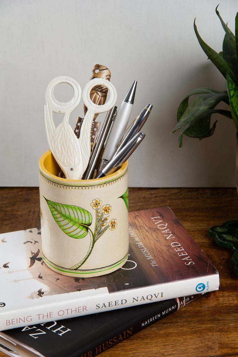 Awoora Leaf Motif Pen Stand