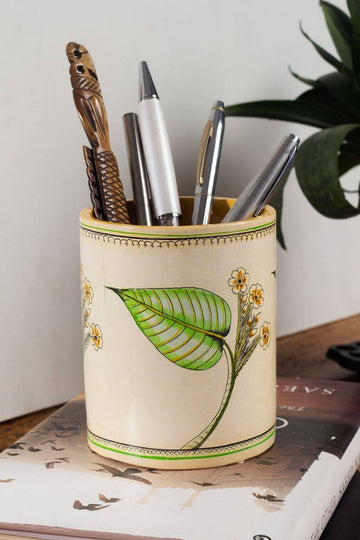 Awoora Leaf Motif Pen Stand