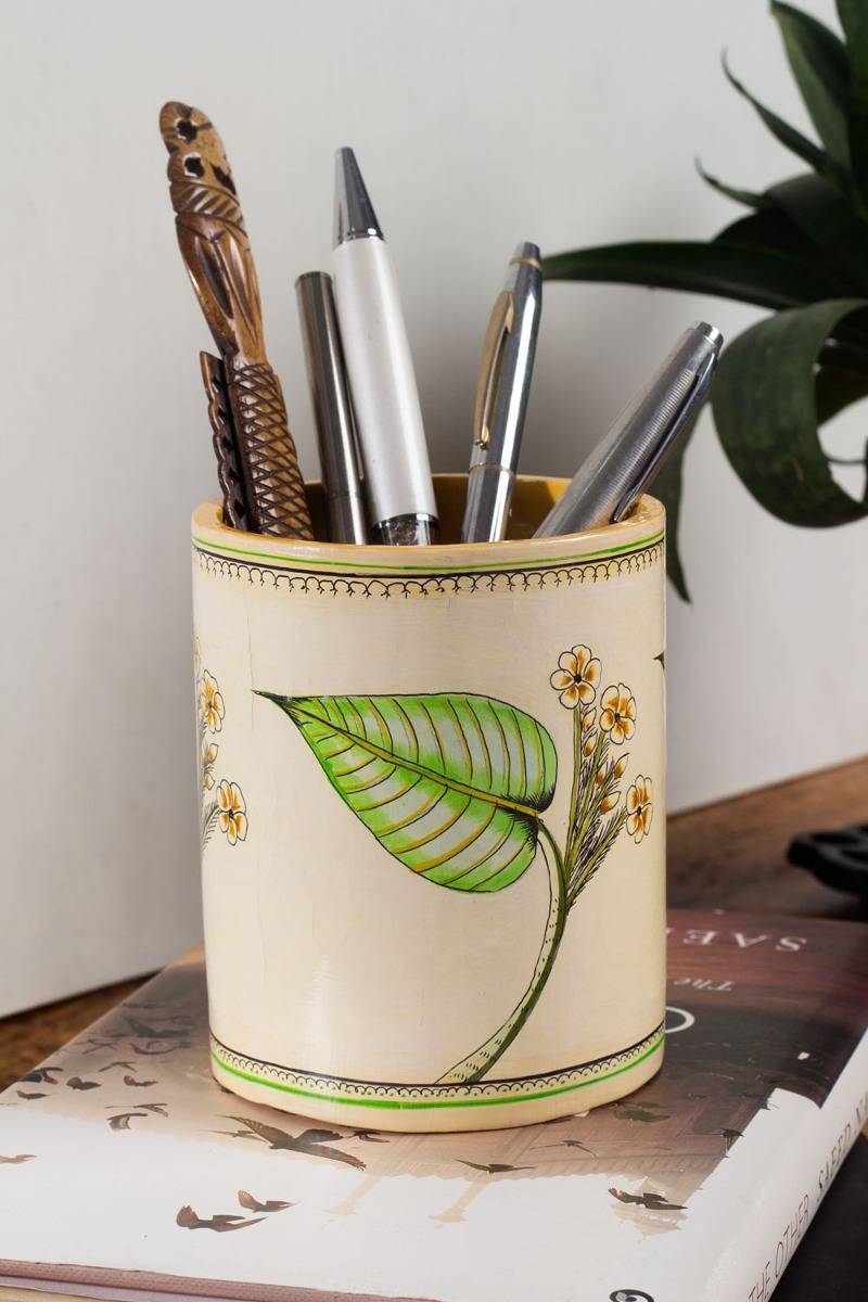 Awoora Leaf Motif Pen Stand