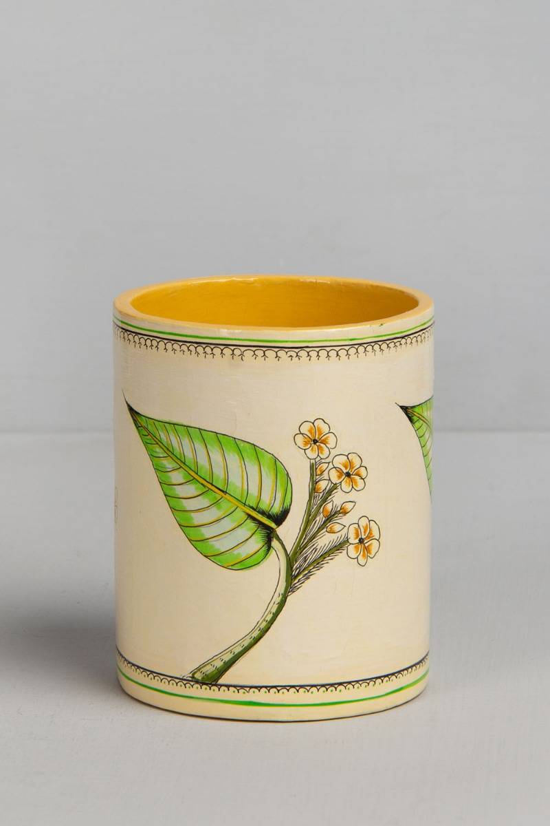 Awoora Leaf Motif Pen Stand