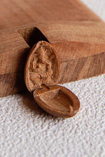 Prosperous Sandalwood Akhuratha